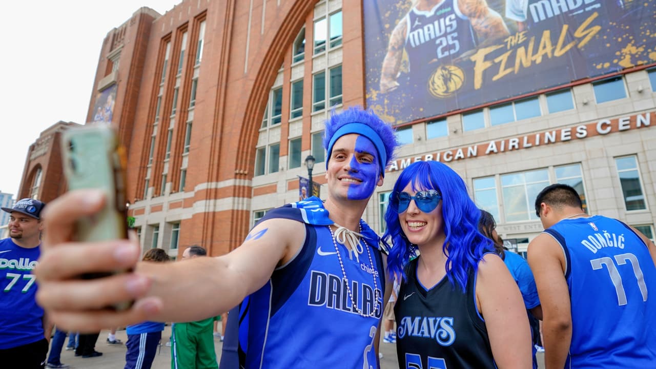 La energía en Dallas es contagiosa, y seguidores de todas las edades están listos para alentar a su equipo.
<b>¡Así que ponte tu camiseta de los Mavs, reúne a tus amigos y familiares, y únete a la fiesta! </b>Ya sea en el American Airlines Center o en el AT&T Discovery District, la noche promete ser inolvidable.