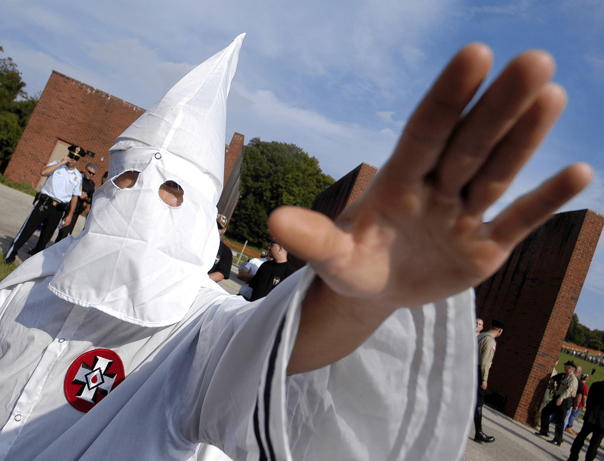 'Anonymous' difundirán identidades de mil miembros del KKK