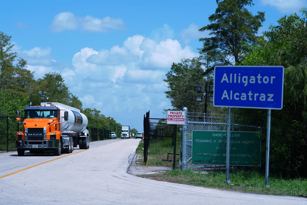 Juez federal rechaza solicitud de cerrar 'Alligator Alcatraz'