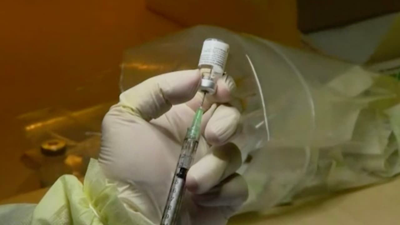 “La abuelita dice que no se debe
<a href="https://www.univision.com/local/houston-kxln/complicaciones-covid-ninos-fotos">vacunar</a> a los niños porque no se sabe de estas vacunas ya que están recién hechas, las hicieron muy rápido y no sirven”, es lo que ha escuchado el médico pediatra, Martín Yudovich.