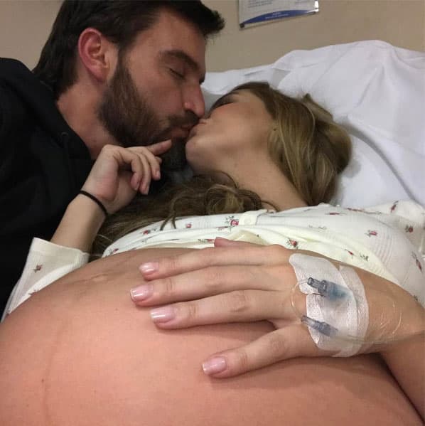 La pareja del momento está más feliz que nunca, por eso Marjorie compartió esta foto que le tomaron minutos antes de entrar al quirófano: "Papi y mami minutos antes de conocerlos ❤👫".