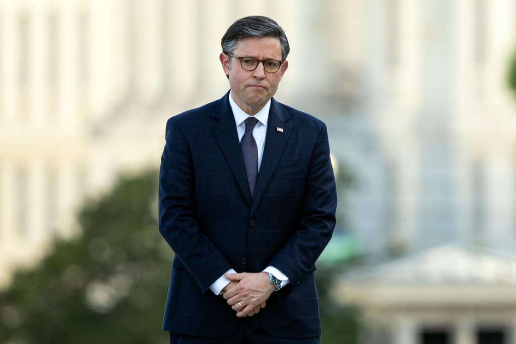 Demócratas dicen que salvarán al republicano Mike Johnson de su destitución tras amenaza del ala dura de su partido