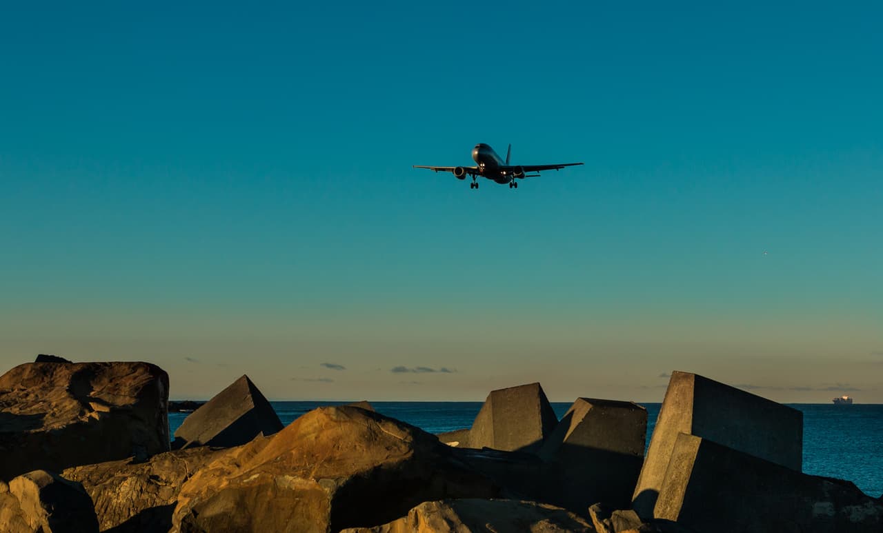 <h3 class="cms-H3-H3">Aeropuerto Internacional de Wellington (WLG), Nueva Zelanda</h3>
<br>
<br>Ubicado en el suburbio de Rongotai en Wellington, la capital de Nueva Zelanda. Situada a 5.5 km al sureste del centro de la ciudad, la pista de aterrizaje del Aeropuerto Internacional de Wellington tiene solo 6,351 pies, y su camino parece comenzar y terminar en los cuerpos de agua.
<br>
<br>El piloto debe ser preciso al conocer el punto de aterrizaje y despegue para evitar los cuerpos de agua circundantes.
<br>