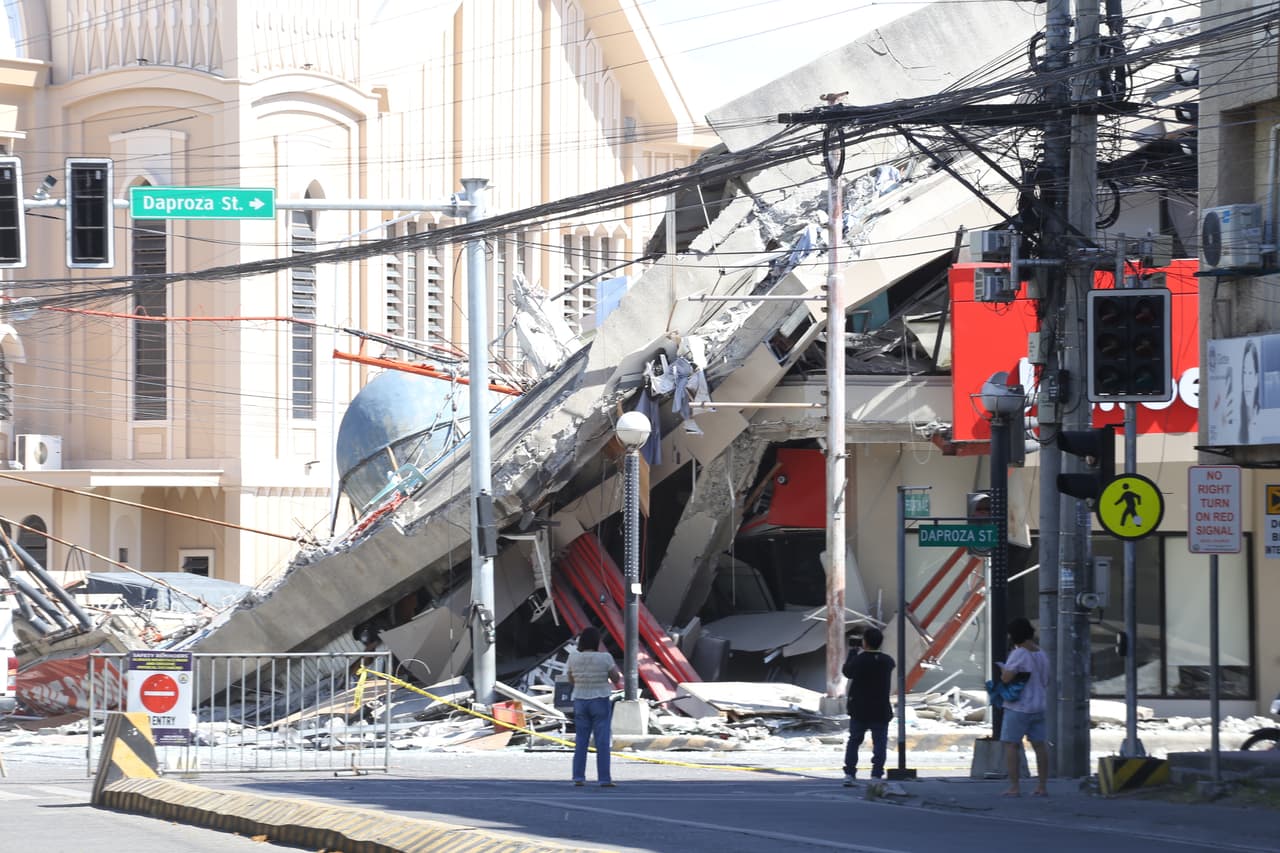 Un terremoto de magnitud 7,8 en Filipinas deja al menos 32 muertos, provoca el derrumbe de edificios y genera un tsunami.