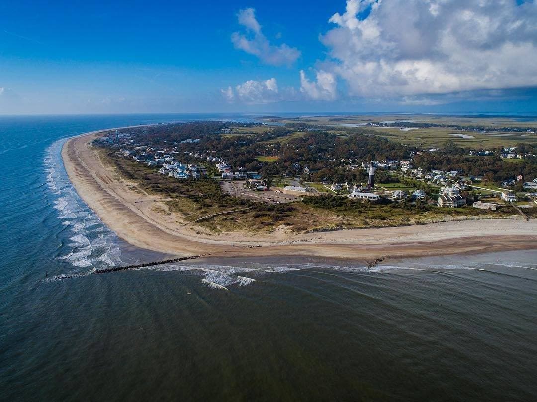 <b>North Beach</b>
<br>Sitio web:
<a href="https://visittybee.com/article/guide-to-north-beach">https://visittybee.com/article/guide-to-north-beach</a>
<br>
<b><a href="https://goo.gl/maps/hpbaPqXpwijeUtGV8">Cómo llegar</a> </b>
<br>
<br>Comprende una gran parte de la isla y esta área de Tybee cuenta con una amplia gama de atracciones históricas, restaurantes únicos, tiendas modernas y, por supuesto, playas de arena.