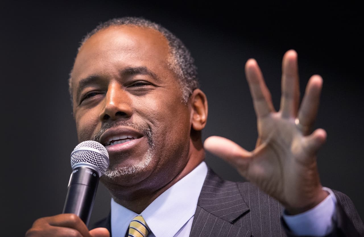 Vivienda gasta seis veces más de lo permitido en amueblar la oficina de Carson, pese a los recortes a programas sociales