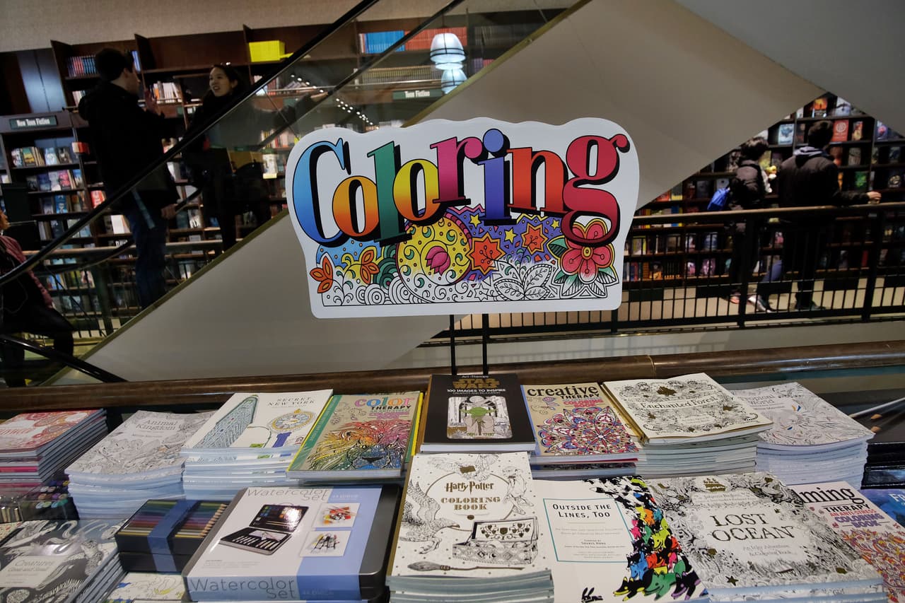 Los libros de colorear en las librerías se ofrecen casi como una alternativa a la meditación.