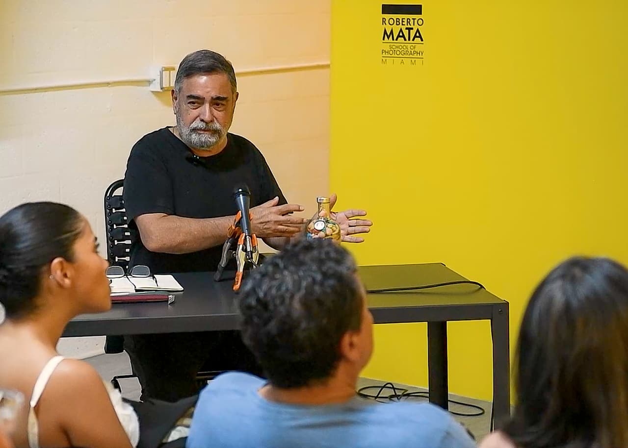 Nelson Garrido es un fotógrafo venezolano conocido por una obra que cuestiona el poder en todas sus formas de representación