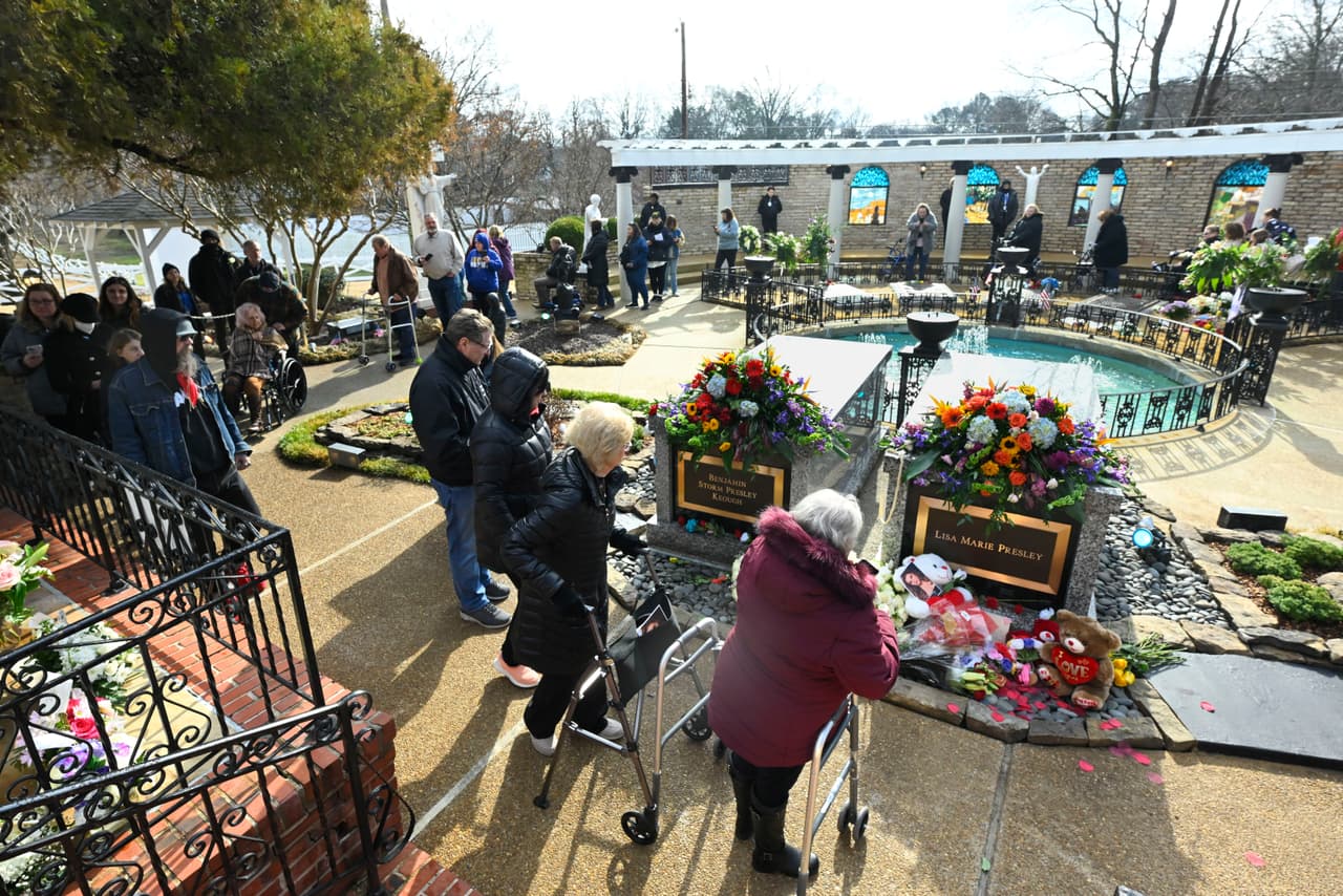 La mansión, propiedad de la fallecida cantautora, se ha convertido en un museo y atracción turística que cientos de miles de fanáticos visitan cada año para celebrar la vida y la música de Elvis, quien murió en 1977 a los 42 años.
<br>