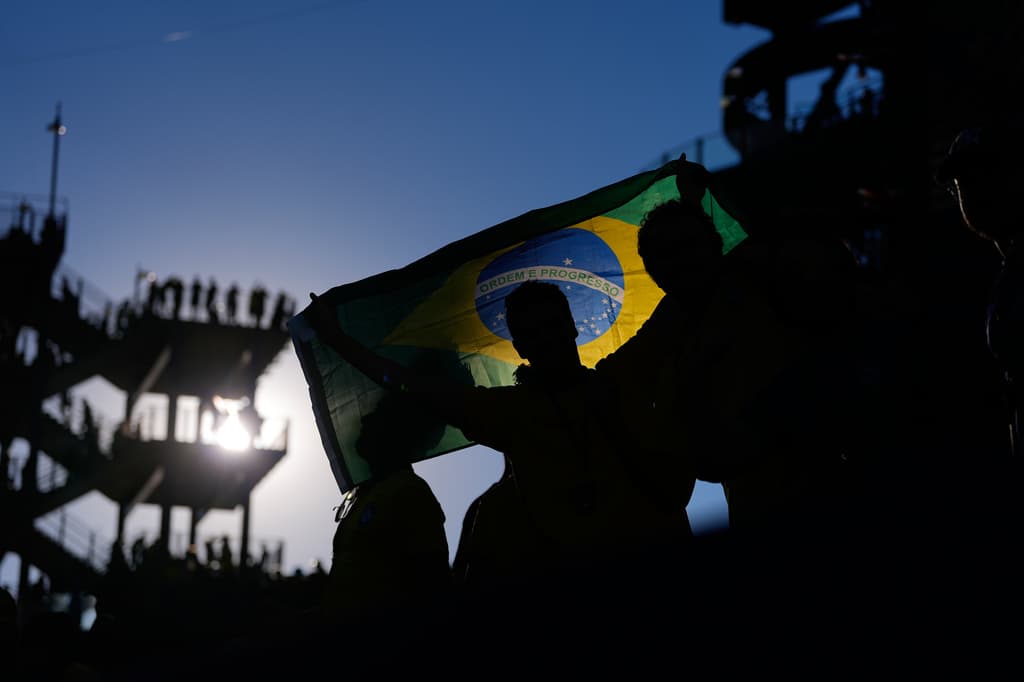 Un aficionado de Brasil sostiene una bandera mientras espera el inicio del partido