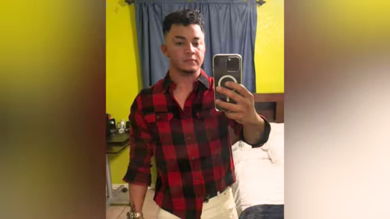 <b><a href="https://www.univision.com/local/san-antonio-kwex/quinta-victima-tragedia-migrante-laredo-josue-valdes-zeron-hondureno-muerto-tren-texas-migrantes-fallecidos-dallas" target="_blank">Josué Valdés Zerón, un hondureño originario de Nacaome, Honduras</a>,</b> fue identificado como una de las víctimas de la tragedia ocurrida dentro del vagón de tren en Laredo.
<br>
<br>
<b>Su familia contó que había sido deportado en 2025, </b>pero decidió intentar regresar a Estados Unidos para volver a Dallas, ciudad donde vivió cerca de ocho años y trabajó en distintos oficios, incluido el lavado de autos.
<br>
<br>Su prima, Emelin Rivera Avilez, relató que la familia supo de su viaje apenas horas antes.
<b>“Me dijo que me quería mucho y que me cuidara”</b>, palabras que ahora su familia recuerda como una despedida.