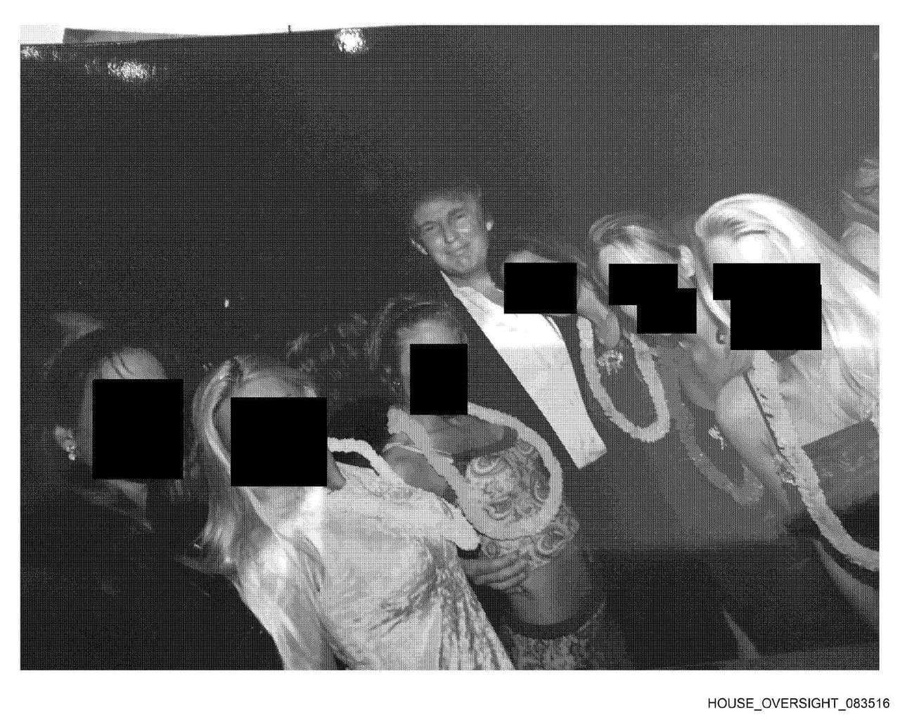 Trump junto a un grupo de mujeres.