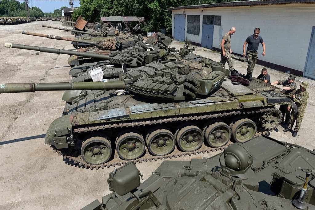 Militares ucranianos examinan los nuevos tanques T-72 en el astillero de la fábrica de tanques de Lviv, en la ciudad de Lviv, al oeste de Ucrania. Se informó de que la República Checa está enviando tanques T-72 de la era soviética para ayudar a las fuerzas ucranianas.