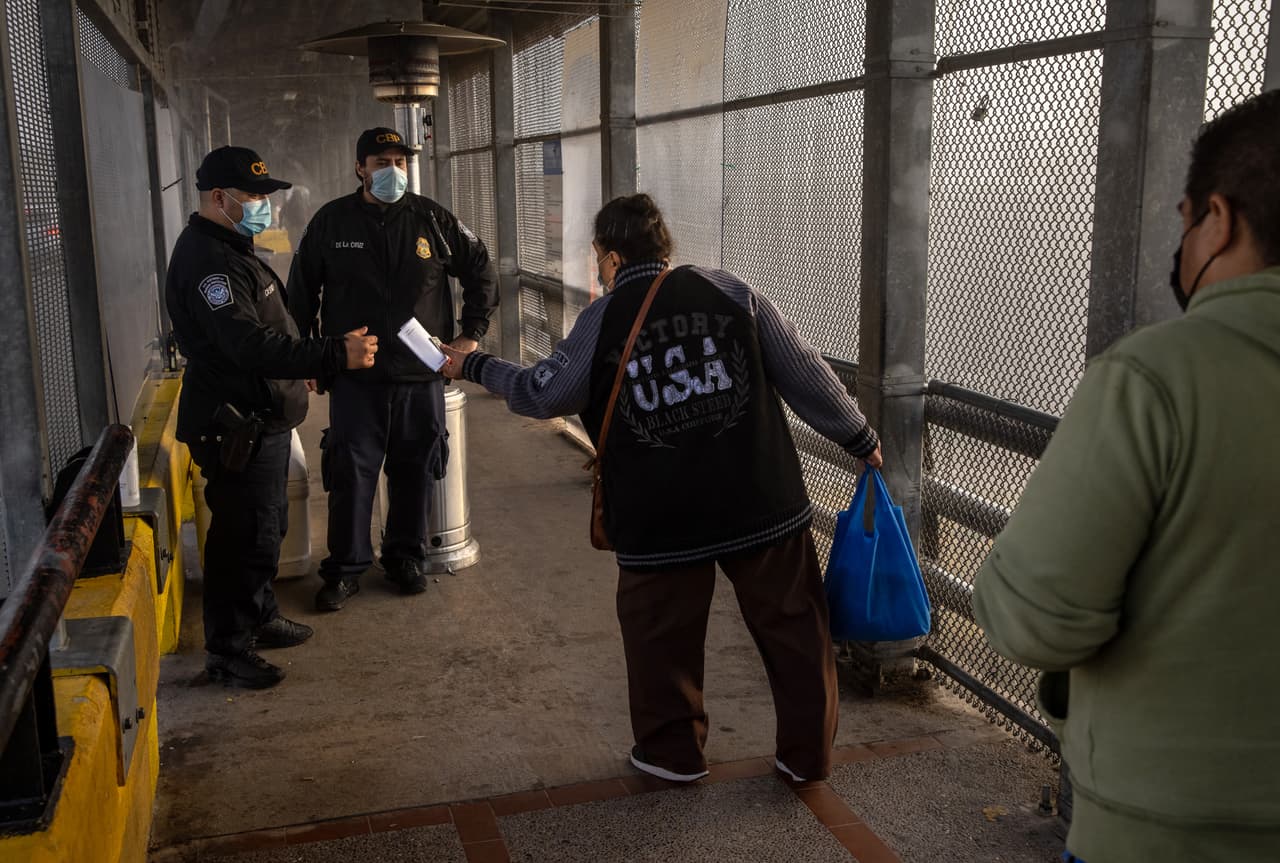 Cerca de 2,500 solicitantes de asilo fueron enviados a México durante la Administración de Trump bajo los 'Protocolos de Protección de Migrantes' (MPP) para que esperaran ahí respuesta a sus solicitudes.
<b><a target="_blank" href="https://www.univision.com/especiales/noticias/2020/atrapados-en-mexico-migrantes-mpp/index.html">Lee nuestro especial 'Atrapados en México'.</a></b>