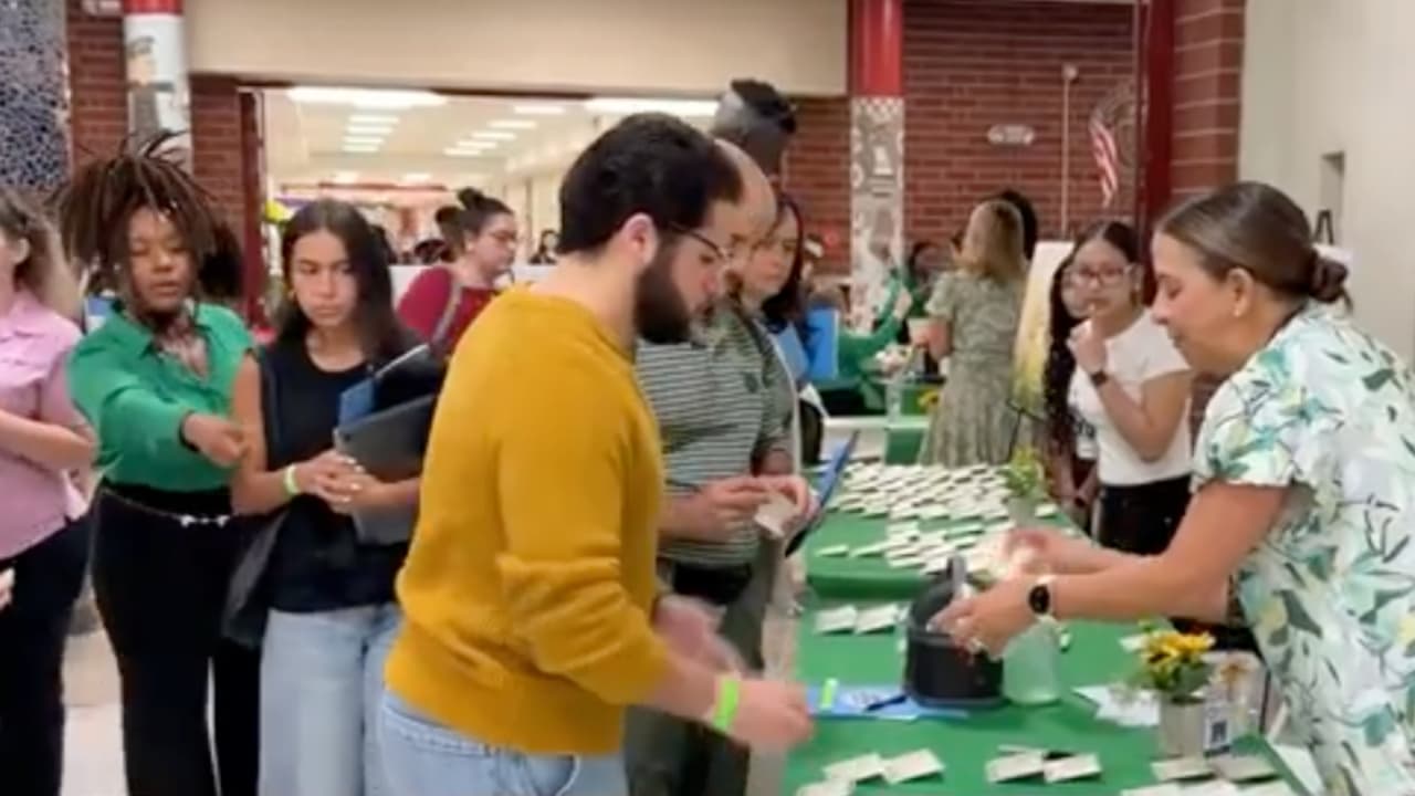 Escuelas públicas de Miami-Dade dan bienvenida a más de 300 nuevos maestros