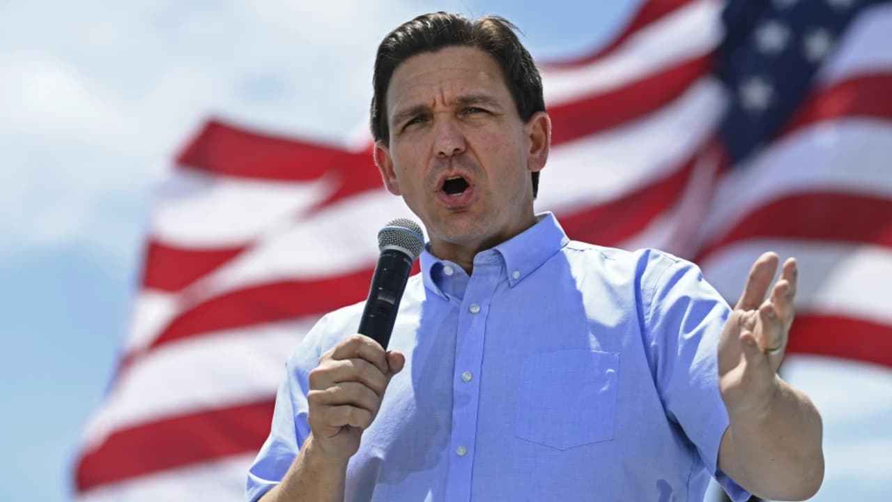 DeSantis difundió información falsa al impulsar restricciones de atención médica a personas trans, afirma juez