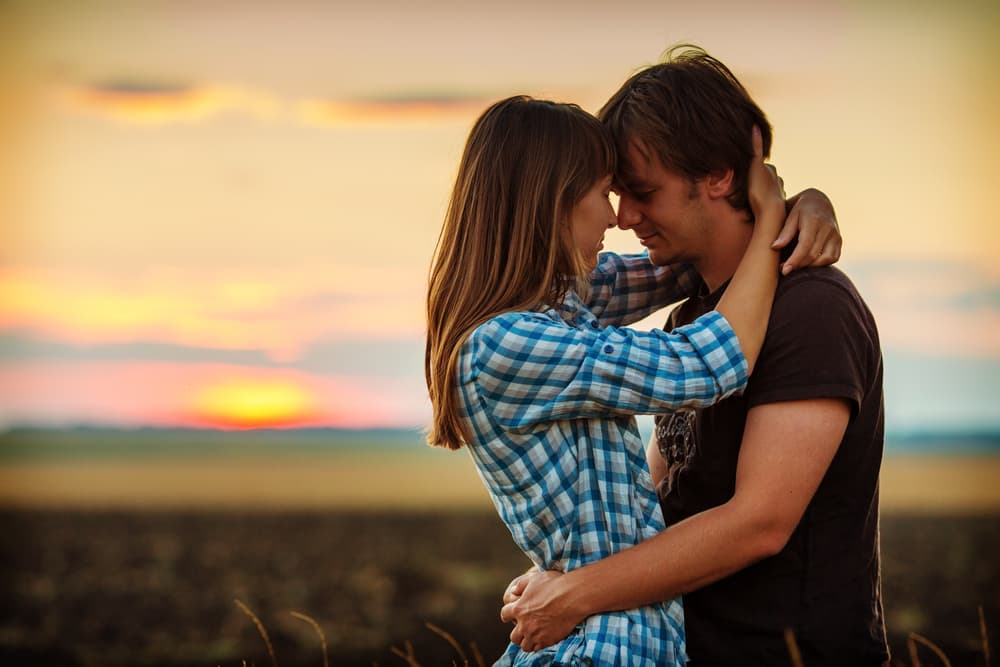 <b>ARIES CON LIBRA - intereses comunes</b>
<br>La personalidad elegante, diplomática y carismática de Libra le va muy bien a Aries puesto que su pareja sabe cómo manejar las situaciones difíciles cuando surgen los impulsos arianos y la emoción supera la razón. Es en esos momentos cuando Aries valora más a su compañero de viaje.