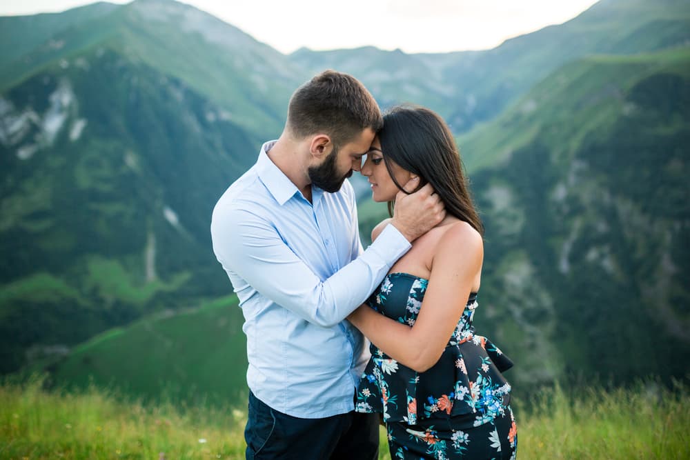 <b>ARIES Y GÉMINIS - relación comunicativa</b>
<br>Géminis es el signo comunicativo por excelencia y su chispa y agilidad mental encanta al ariano que ve en su pareja geminiana a alguien inteligente con quien puede conversar distintos temas. El peligro consiste cuando Géminis habla demasiado y le empieza a agobiar con pláticas interminables, entonces la relación empieza a peligrar.