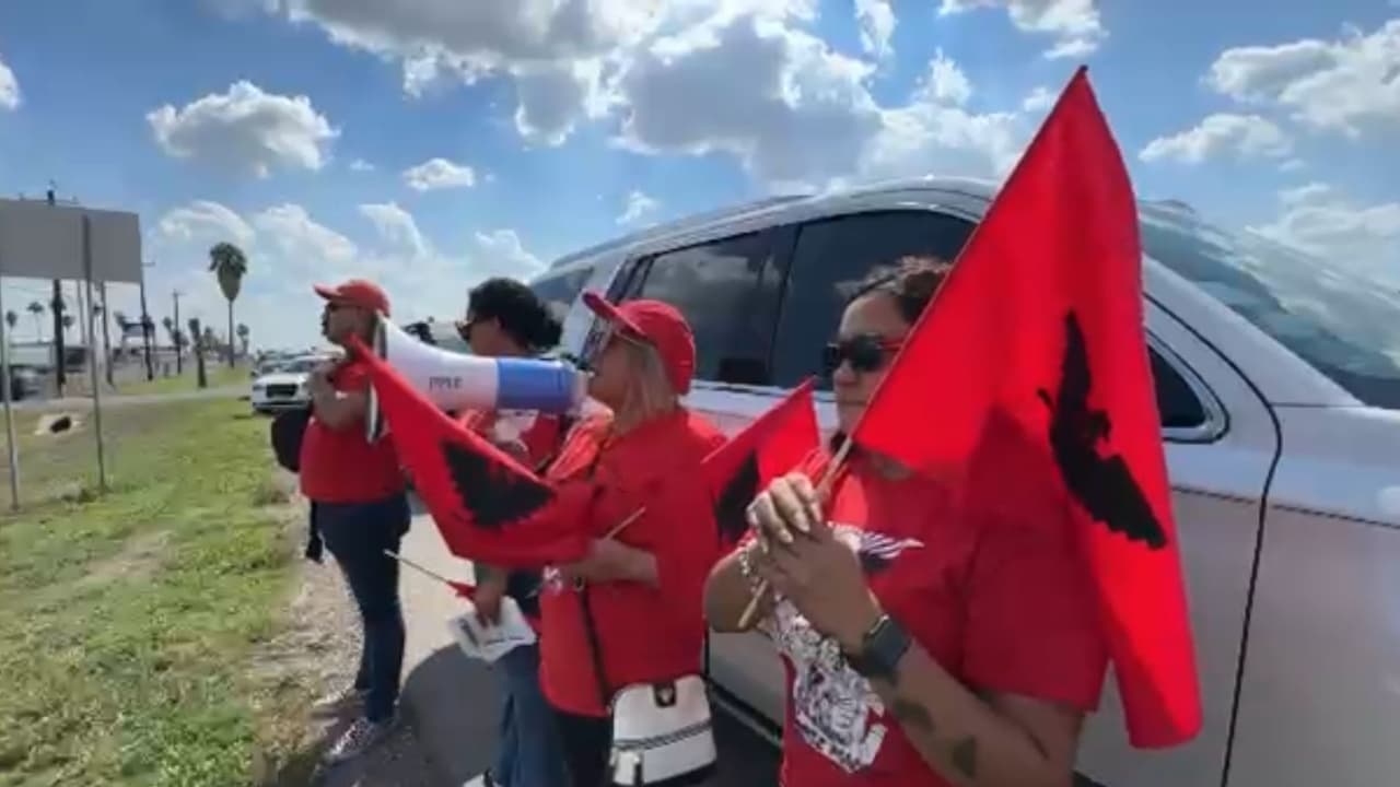 Se observó cómo miembros de la
<b>organización “La Unión del Pueblo Entero”</b> llegaron con altavoz para informar a los inmigrantes de sus derechos:
<br>
<br>
<i>“Todos tenemos derecho a tener un abogado, tenemos derecho a ver a un juez de migración, tenemos derecho a permanecer callados, tenemos derecho a que nos traten con dignidad, no dejen que los golpeen, no pongan resistencia para que no les vayan a hacer algo más pero sí ejerzan sus derechos”,</i> dijo una de las voceras.