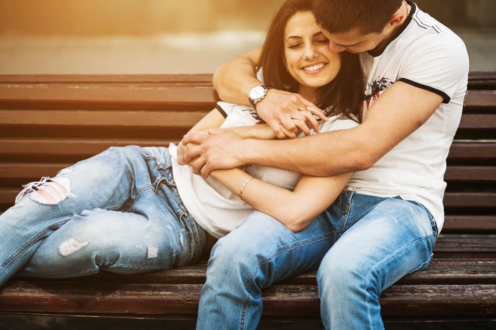 <b>ARIES Y ACUARIO - relación insólita</b>
<br>Acuario es un signo del elemento aire totalmente imprevisible y Aries es fuego por lo que se trata de una buena combinación. Aunque las ocurrencias excéntricas acuarianas pueden molestar a la pareja ariana terminará divirtiéndose porque la relación no será nada aburrida en ningún momento.