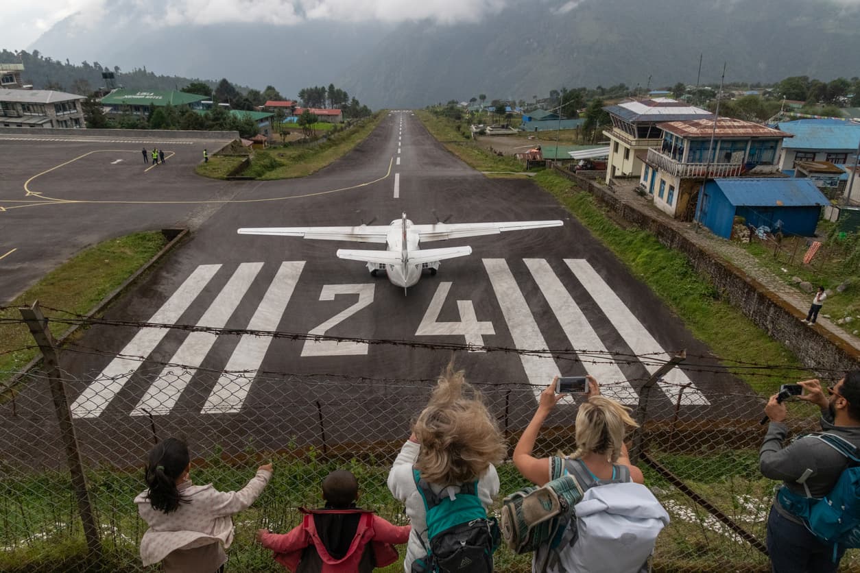 <h3 class="cms-H3-H3"><b>Aeropuerto de Lukla (LUA), Nepal</b></h3>
<br>
<br>Las personas que visitan el Monte Everest utilizan con frecuencia este aeropuerto nepalí.
<br>
<br>Ha sido calificado como el aeropuerto más peligroso del mundo durante más de 20 años seguidos. Está a una altitud de 8,000 pies (2,438 metros). Las pistas de aterrizaje y despegue son muy cortas, y el aeropuerto tiene muy poca electricidad y prácticamente no tiene características modernas de control de tráfico aéreo.
<br>
<br>Para aterrizar, el piloto tiene que navegar a través de la región montañosa con vientos fuertes de visibilidad decreciente. Se dice que es el aeropuerto más alto debido a su ubicación cerca del campamento base del Monte Everest.
<br>