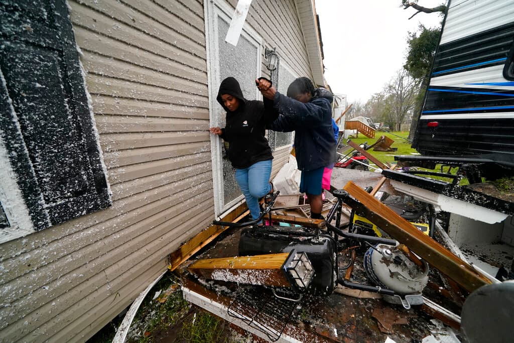 Un sistema de tormentas que generó docenas de tornados desde el este de Texas hasta el Panhandle de Florida
<a href="https://www.univision.com/noticias/estados-unidos/cadena-tornados-tres-muertos-louisiana-destruccion">continúa afectando el sur del país este jueves después de haber dejado al menos tres muertos</a> en Louisiana, donde
<b>algunas casas quedaron reducidas a una pila de escombros</b>.
<br>