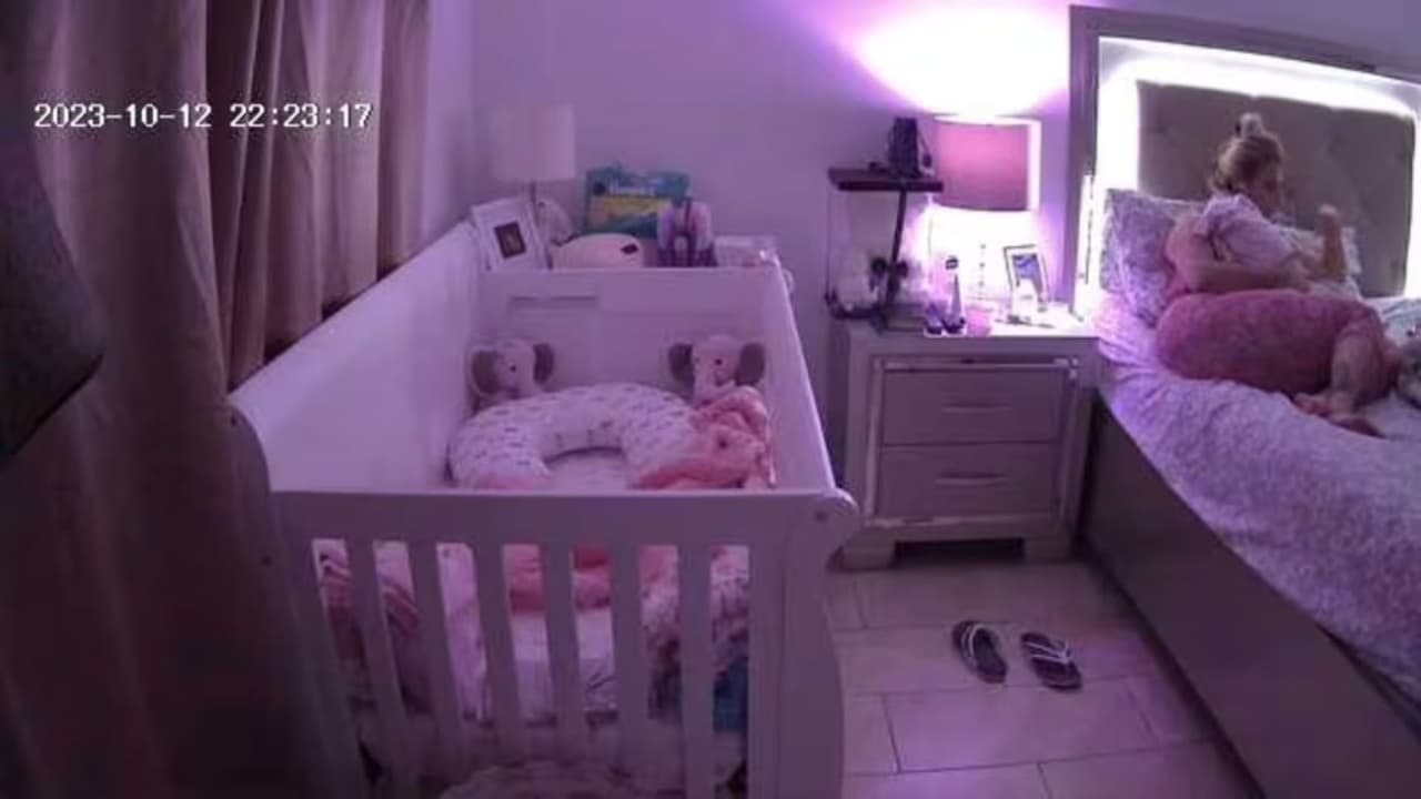 Imágenes de vigilancia mostraban a la víctima,
<a href="https://www.univision.com/local/miami-wltv/revelan-llamada-911-adolescente-acusado-matar-mama-hialeah">Irina García, de 39 años</a>, sosteniendo a su hija recién nacida.