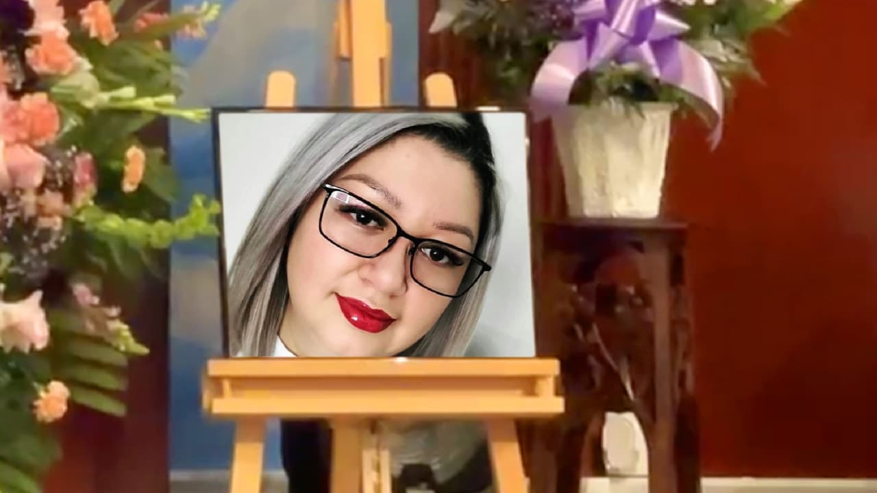 <b>JULIO 2023</b>
<br>
<br>A
<b><a href="https://www.univision.com/local/houston-kxln/asesinato-cynthia-camarillo-houston-santiago-vallejo-jr" target="_blank">Cynthia Camarillo,</a></b> de 38 años, sus familiares cercanos la recuerdan como una madre responsable, muy sabia para hacer las cosas, que cuidaba mucho a sus hijos, independiente y trabajadora.
<br>
<br>Ella fue baleada a muerte el jueves 20 de julio afuera de su casa, al noreste de Houston, mientras su hijo de 14 años estaba en el interior.
<br>
<br>Santiago Vallejo Jr., novio de la víctima, confesó que le disparó en un arranque de celos.