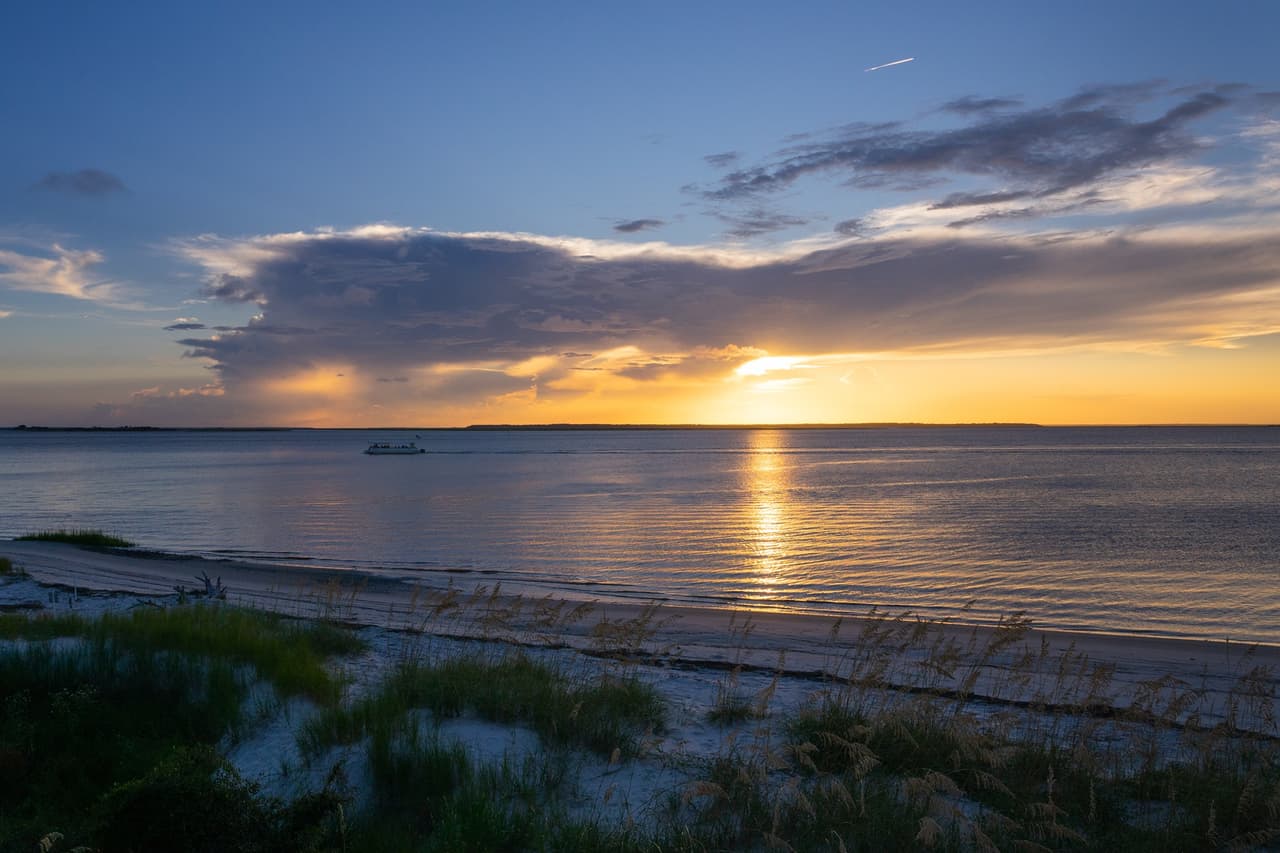 <b>St. Andrews Beach Park</b>
<br>Sitio web:
<a href="https://www.jekyllisland.com/activities/beaches/st-andrews-beach/">https://www.jekyllisland.com/activities/beaches/st-andrews-beach/</a>
<br>
<b><a href="https://goo.gl/maps/F3hWDo8P1oaA8W3aA">Cómo llegar</a> </b>
<br>
<br>Este parque de playa está a pocos pasos de Jekyll Point, el extremo sur de la isla. Es un lugar popular para observar aves migratorias y grupos de delfines. El parque de la playa también cuenta con una plataforma de observación de vida silvestre de dos pisos y el Wanderer Memory Trail.