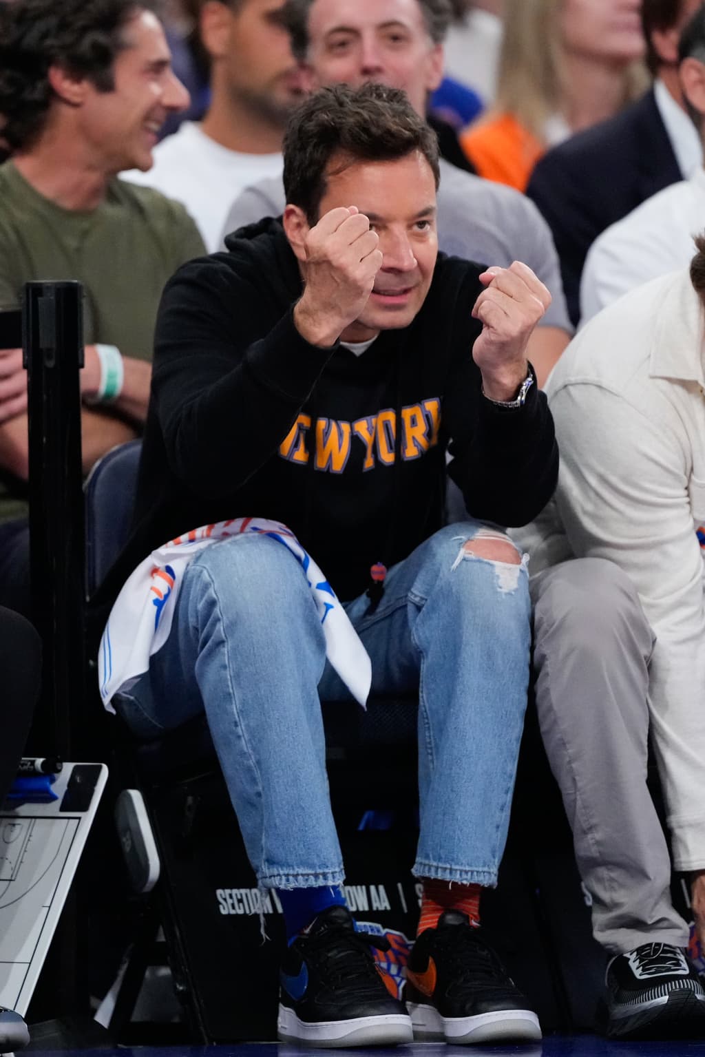Obvio que
<b>Taylor Swift no era la única famosa</b> en el Madison Square Garden. La diferencia entre ella y, por ejemplo, el popular actor y conductor
<b><a href="https://www.univision.com/shows/kiubo/junto-a-ozuna-y-bad-bunny-reporta-jimmy-fallon-desde-puerto-rico-kiubo-video" target="_blank">Jimmy Fallon</a></b>, es que la intérprete de 'The Fate of Ophelia' no nació en la ciudad de Nueva York.
<br>Fallon, mega fan de los Knicks, se vivió la victoria del miércoles, que coloca a los Knicks a ley de
<b> un partido para conquistar el campeonato de la NBA</b>. ¿Por qué es tan importante?
<b><a href="https://www.univision.com/local/nueva-york-wxtv/knicks-nueva-york-historia-equipo-campeonato-final-nba" target="_blank">Porque hace 53 años que no lo logran.</a></b>