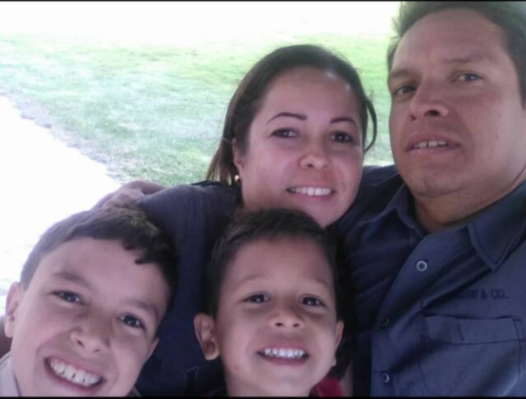 Leonardo recuerda que su hijo Marcelo tiene ya el programa preoperatorio para su delicada cirugía.
<b>“Necesitamos que alguien nos escuche”</b>, insiste el agobiado padre de familia desde las afueras de la embajada estadounidense en Bolivia.
<br>