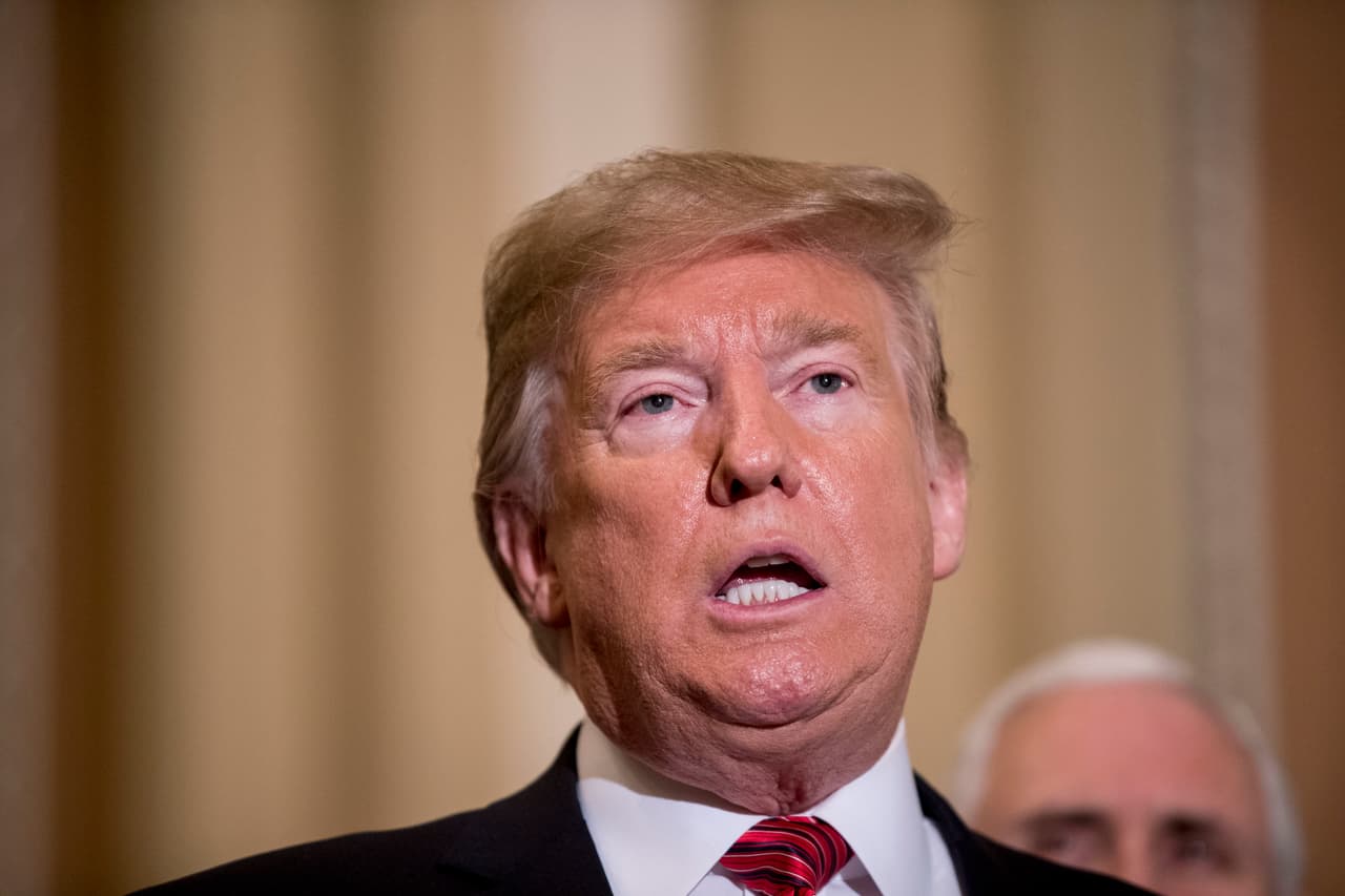 Trump prepara su discurso anual ante el Congreso con menos popularidad y sin su muro