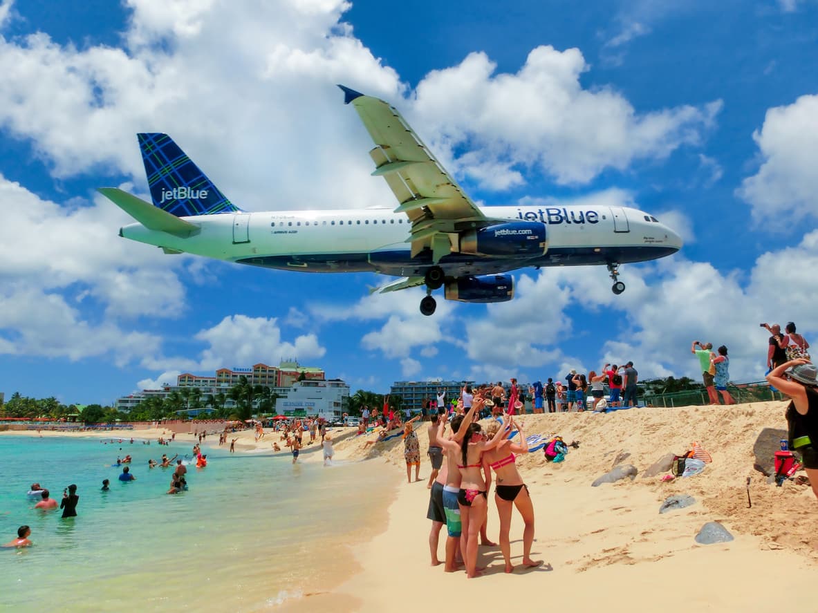 <h3 class="cms-H3-H3">Aeropuerto Internacional Princesa Juliana (SXM), San Martín</h3>
<br>
<br>Es el principal aeropuerto de la isla caribeña de San Martín. Este aeropuerto es uno de los aeropuertos más activos también. Antes de aterrizar, los aviones sobrevuelan una playa y algunas carreteras, apenas fuera del alcance desde tierra.
<br>
<br>Un avión regular a uno de gran tamaño requiere un mínimo de 8000 pies de pista de aterrizaje, pero este aeropuerto tiene solo 7000, lo que lo convierte en uno de los aeropuertos más peligrosos del mundo.
<br>