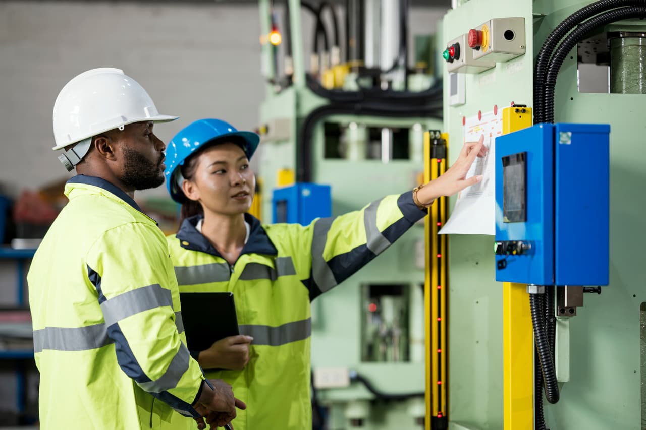 <b>Distribuidor de energía eléctrica </b>
<br>Salario medio anual: $107.600
<br>Los distribuidores y despachadores de energía controlan el flujo de electricidad que viaja desde las estaciones donde esta se genera hasta las subestaciones y los usuarios, y evitan daños mayores durante cortes de emergencia.