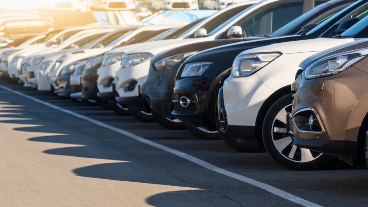 <h3 class="cms-H3-H3">¿Vas a comprar un carro en Texas? El color sí importa (y mucho más de lo que crees) </h3>
<br>En Texas, donde
<b>el sol pega duro casi todo el año y el polvo no perdona</b>, hay una decisión que puede hacerte la vida más fácil (o más incómoda) cuando compras un auto:
<b>el color.</b> Sí, aunque parezca un detalle menor,
<b>el color del carro influye en cómo se siente por dentro, cuánto se ensucia, cuán fácil es de revender, y hasta en tu paciencia para lavarlo.</b>