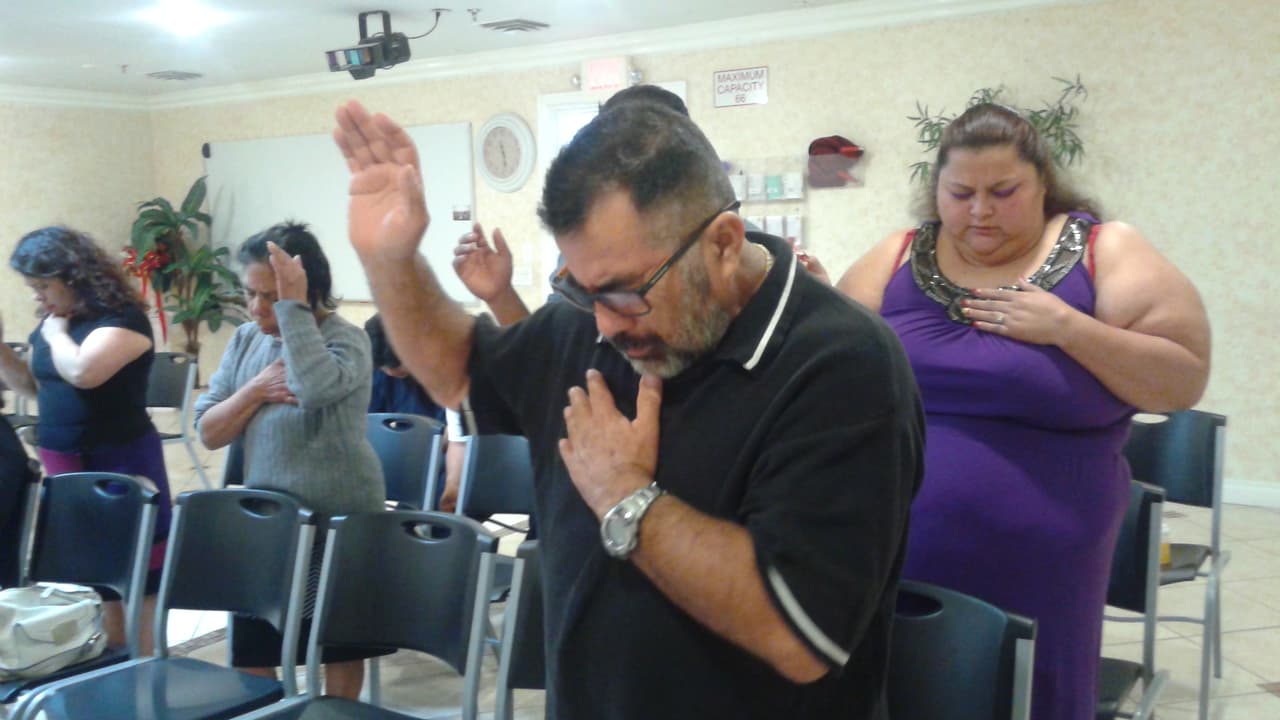 ¿Por qué los evangélicos hispanos apoyan aún a Donald Trump?