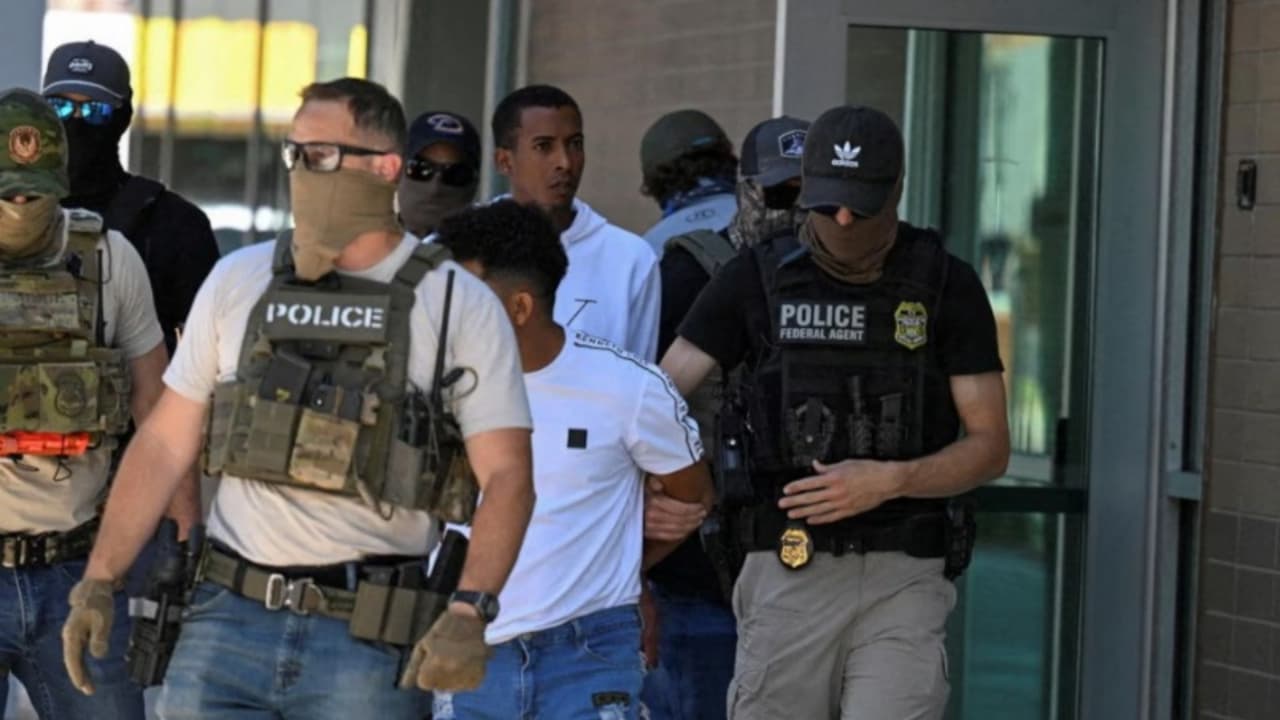 Lanzan campaña en DC contra agentes de ICE que usan máscaras en redadas