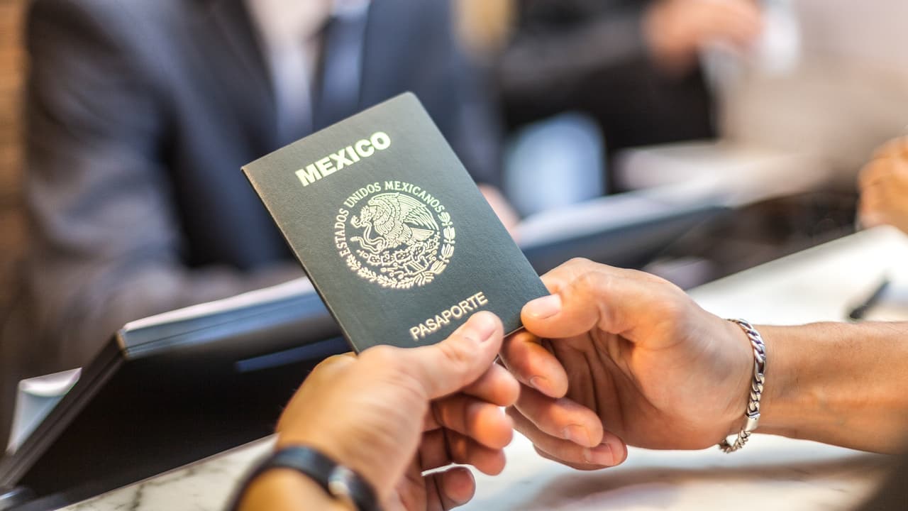 Pasaporte no-binario para mexicanos ya está disponible en Consulados