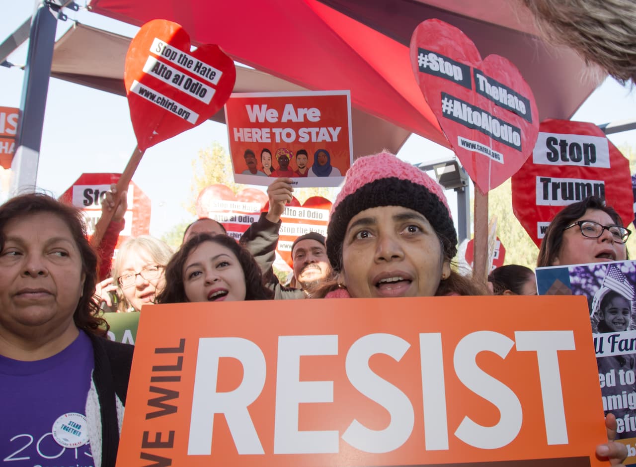 <b>Los Ángeles, California.</b> Demonstrators of all ages participated in the protest a week after the installation of the new government.