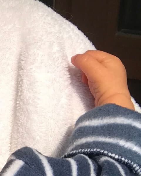 Aunque Matías tiene pocos días de haber nacido, ya toma baños de sol: "Un poco de sol con mamita 😍🙌🏻 en paz 👼🏻🍼🍼".