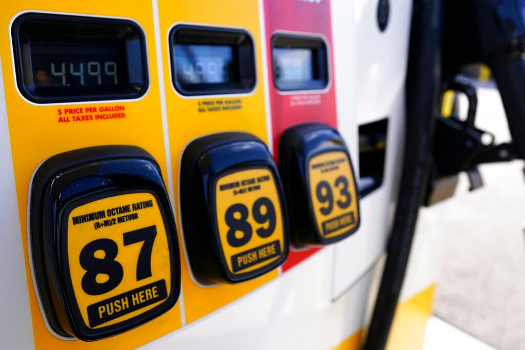 Llena el tanque con
<b>gasolina con designación “Top Tier”</b>. Las refinerías agregan
<a href="https://www.univision.com/local/houston-kxln/gasolina-houston-precio-ahorrar-aaa">aditivos a las gasolinas</a> Top Tier que reduce los depósitos de carbón. “Conforme comienzas a tener carbón acumulado, el vehículo no circulará tan eficientemente”, dijo David Bennett, gerente de sistemas de reparación de la Asociación Estadounidense del Automóvil (AAA, por sus siglas en inglés). Las marcas de gasolina con esos aditivos tienen engomados en las bombas. Puedes encontrarlas en: https://toptiergas.com/licensed-brands/