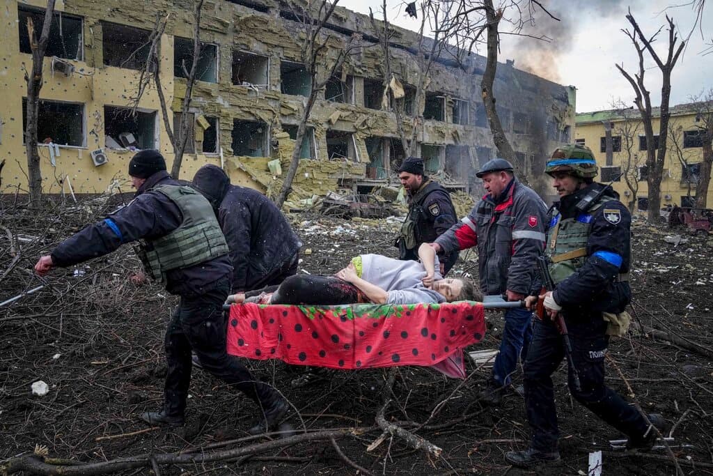 <b>Ataques contra civiles:</b>
<b>El bombardeo a un hospital materno-infantil en Mariupol</b>
<br>
<br>La imagen de una embarazada siendo transportada en una camilla
<a href="https://www.univision.com/noticias/mundo/mariupol-bombardeo-fotos-guerra-rusia-ucrania-fotos">entre edificios derruidos y todavía humeantes</a> dio la vuelta al mundo como un ejemplo de los repetidos ataques contra civiles denunciados por Ucrania y que Rusia niega a pesar de las evidencias. Sin pruebas, Moscú declaró que extremistas ucranianos habían tomado el hospital de Mariupol como base y que no quedaban pacientes ni médicos en el edificio. Por su parte, el embajador ruso ante Naciones Unidas y la embajada rusa en Londres tacharon las imágenes de “noticias falsas”. Otro ataque injustificado contra civiles en esa misma ciudad fue contra un teatro en el que se refugiaban personas y que
<a href="https://www.univision.com/shows/primer-impacto/imagenes-satelitales-afuera-del-teatro-bombardeado-en-mariupol-estaba-escrita-la-palabra-ninos-video">ponía fuera, explícitamente, que había niños</a>.