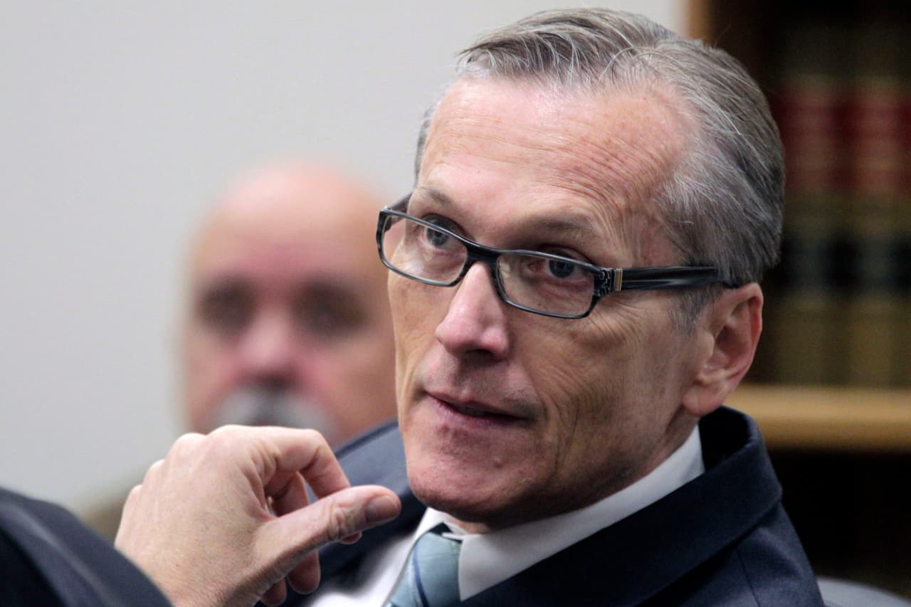 Michele MacNeill, una madre de ocho hijos, fue hallada muerta en una bañera en su casa de lujo en Pleasant Grove, Utah, el 11 de abril de 2007. Las autoridades alegaron que su esposo Martin, un médico, la había drogado y ahogado,
<a href="https://people.com/crime/utah-doctor-martin-macneill-prison-suicide/" target="_blank">de acuerdo con PEOPLE</a>.
<br>
<br>Martin, quien afirmó que no tenía nada que ver con la muerte de la exreina de belleza, fue condenado en 2013 y cumplió
<b>menos de cuatro años de su condena antes de ser hallado muerto en prisión</b>.