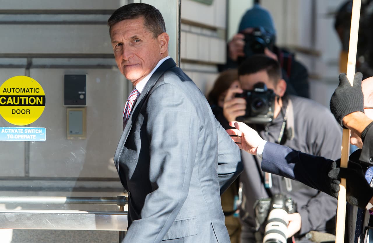 Juez posterga sentencia a Michael Flynn tras una dura crítica al exasesor de Trump por "vender a su país"