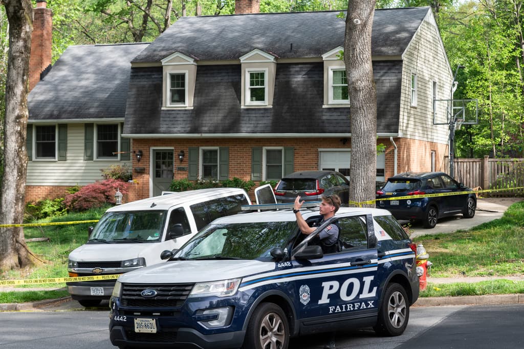 El exvicegobernador de Virginia, Justin Fairfax, tuvo dos hijos con Cerina Fairfax,
<b>una niña y un varón</b>, que tiene 16 años. Fue este último quien minutos después de las 12:00 de la medianoche, llamó al 9-1-1 para indicar que había una emergencia en su casa, localizada en
<b>la cuadra 8100 de Guinevere Drive, </b>en la norteña ciudad de Annandale.