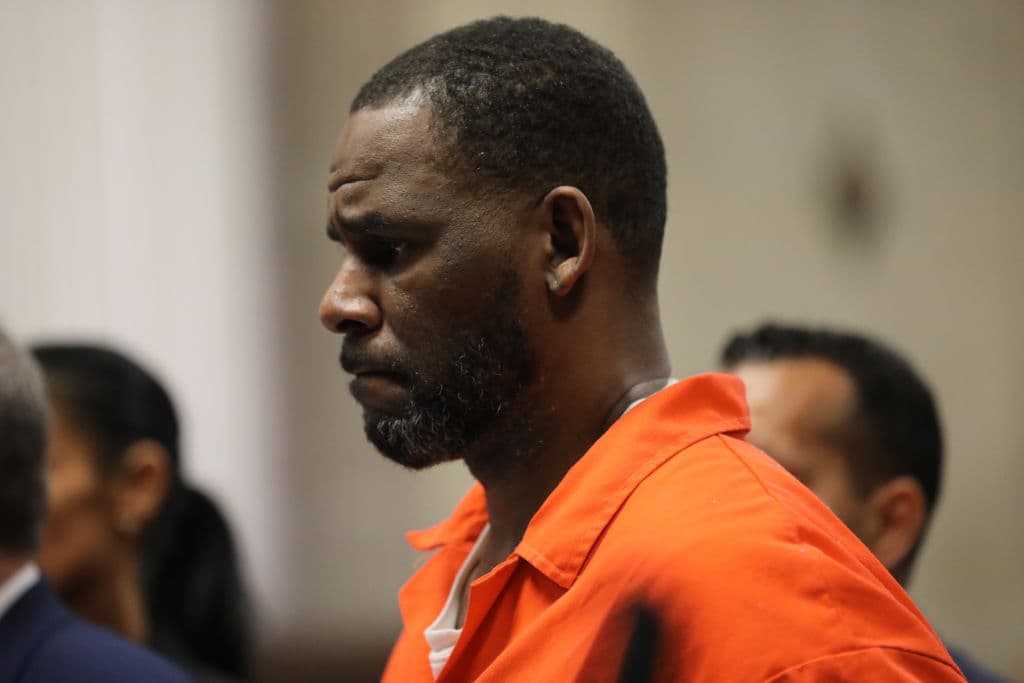 R. Kelly evita quedar en prisión hasta cumplir 100 años: claves de su sentencia por abuso infantil en Chicago