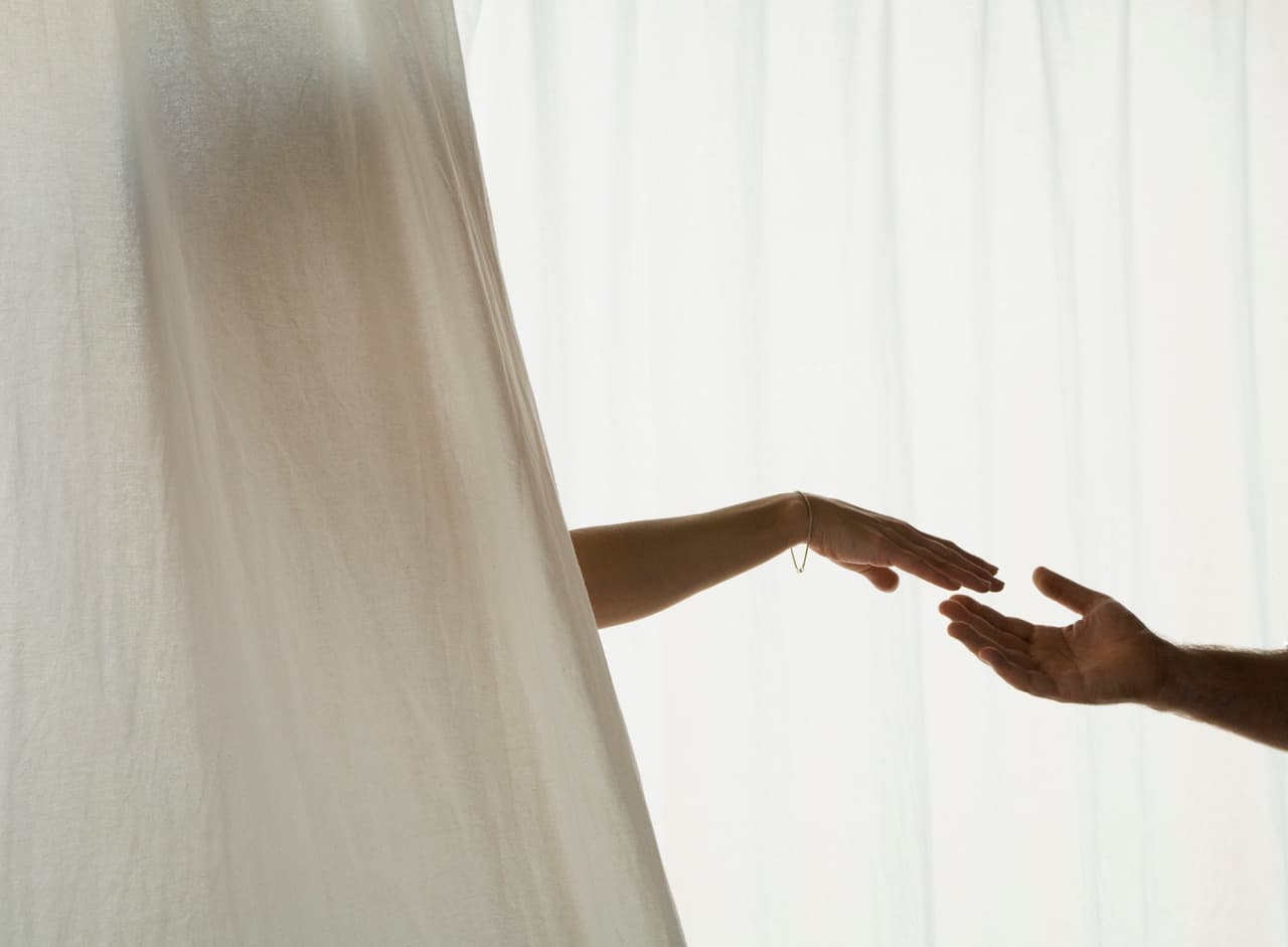 No importa lo que diga ni cómo lo diga, sus manos, al entrar en contacto con tu cuerpo te indicarán lo que siente, te inspirará y confortará. El amor no lo puede ocultar cuando sus manos y tu piel se tocan.