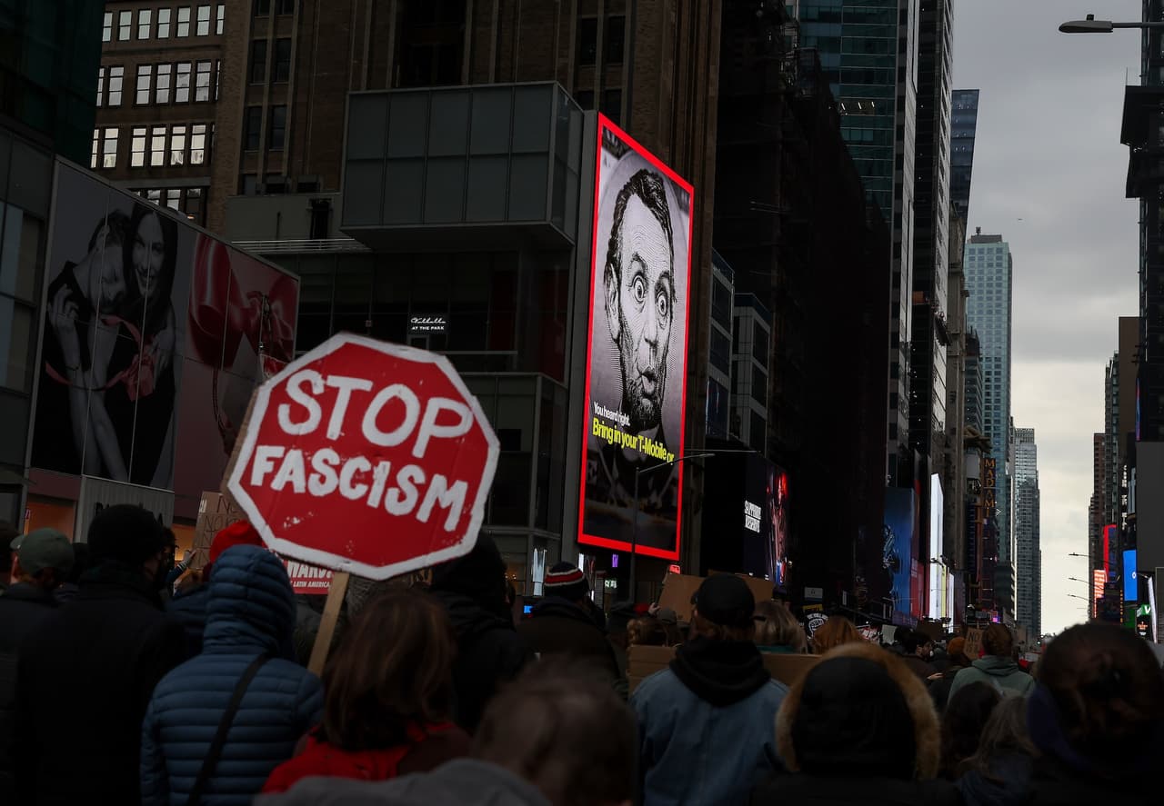 La indignación por la muerte de Good se ha traducido en
<b> llamados directos a abolir el ICE</b>, una demanda que resonó con fuerza en las manifestaciones de Manhattan y otros puntos de Estados Unidos.