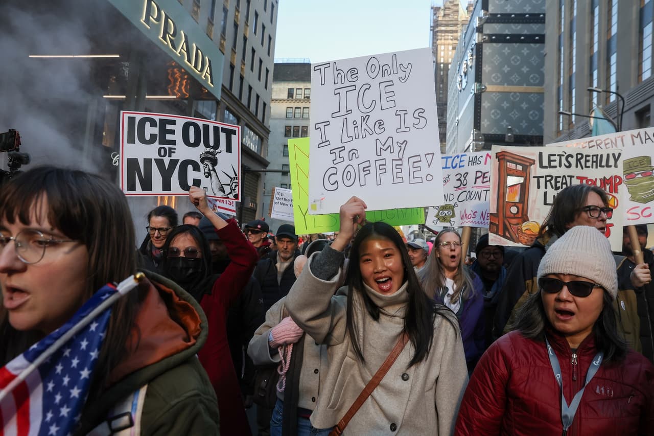 La muerte de Renee Good ha generado un intenso debate nacional sobre el
<b> uso de la fuerza por parte de ICE,</b> con líderes locales y estatales repudiando la versión oficial de que el agente actuó en defensa propia.
