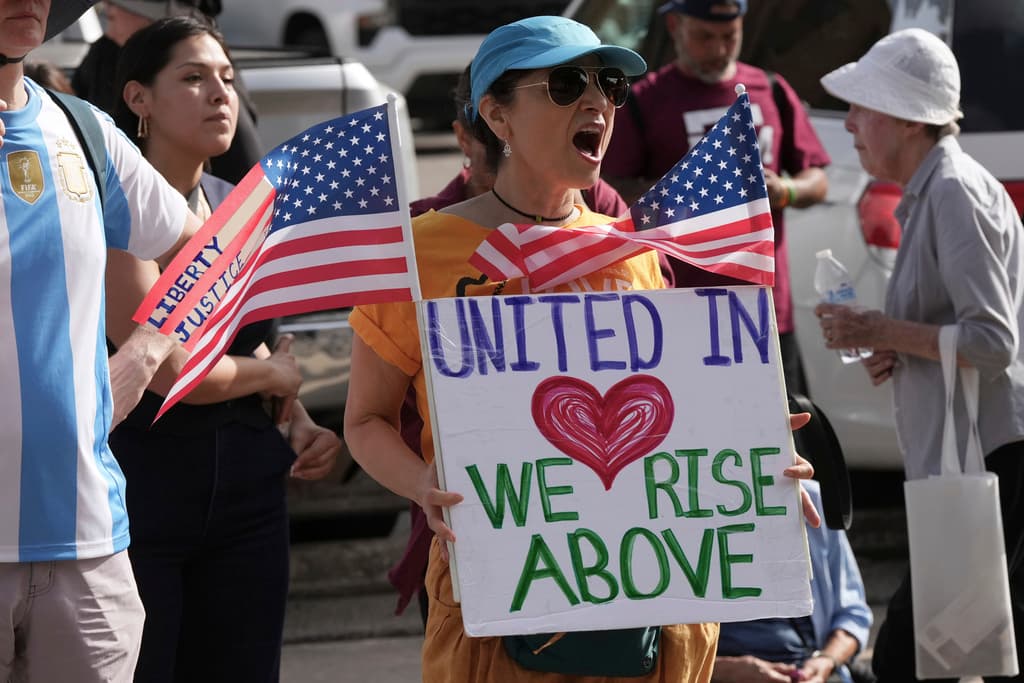 Apoyo récord a la inmigración, aumenta rechazo a las deportaciones y al muro fronterizo desde la vuelta de Trump: encuesta de Gallup